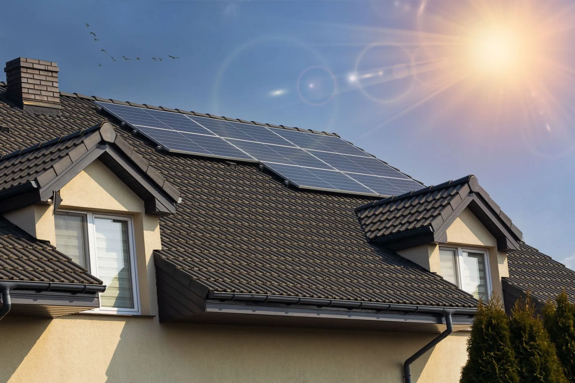 Casa con impianto fotovoltaico
